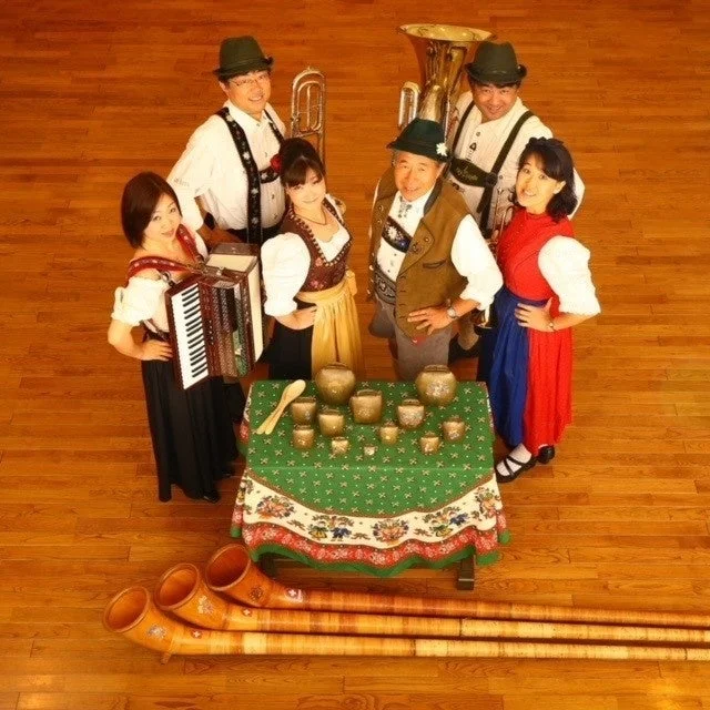 民族衣装を着た音楽グループ