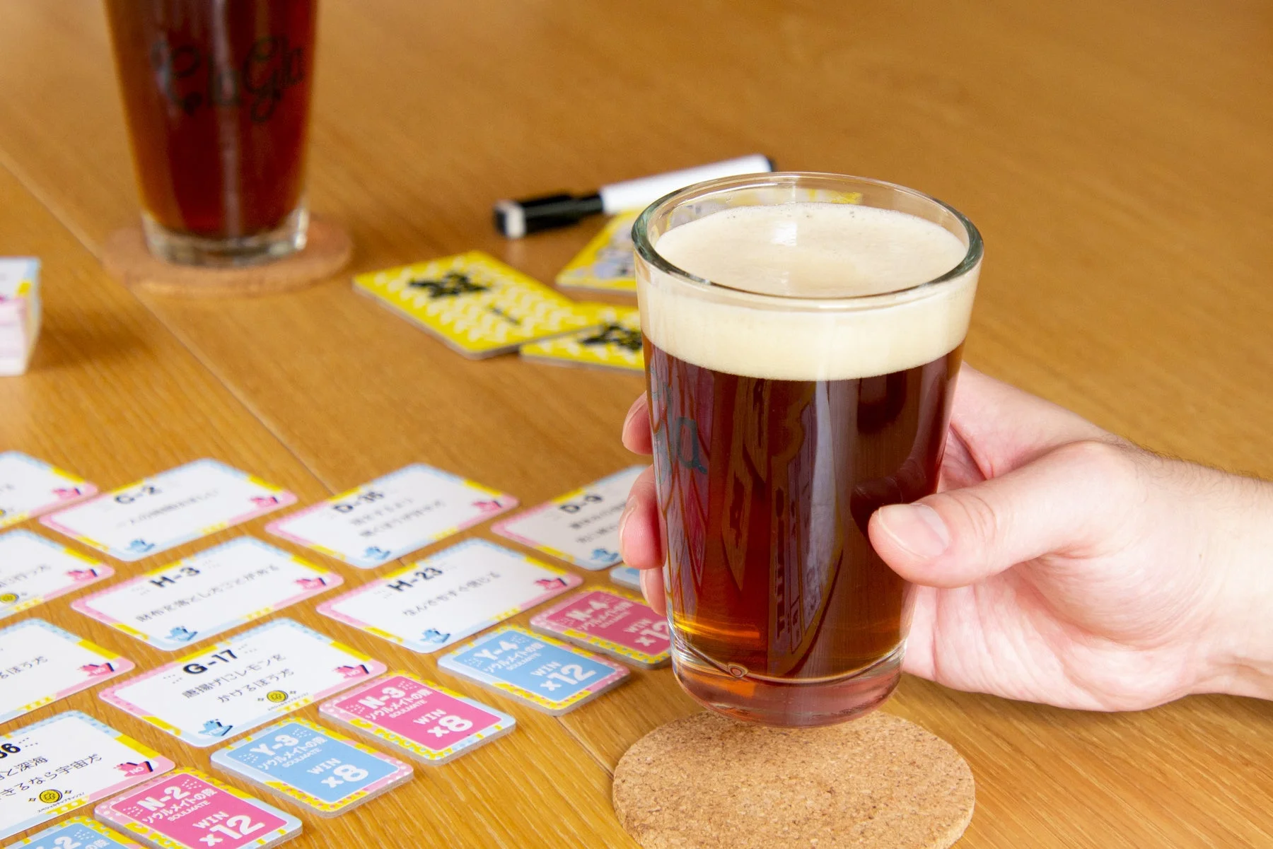 カードゲームとビールを楽しむ様子