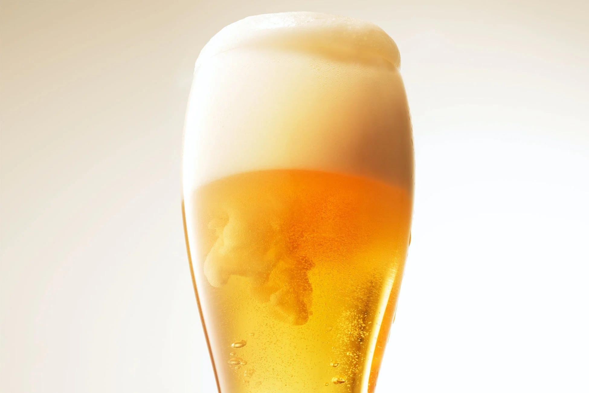 グラスに注がれたビール