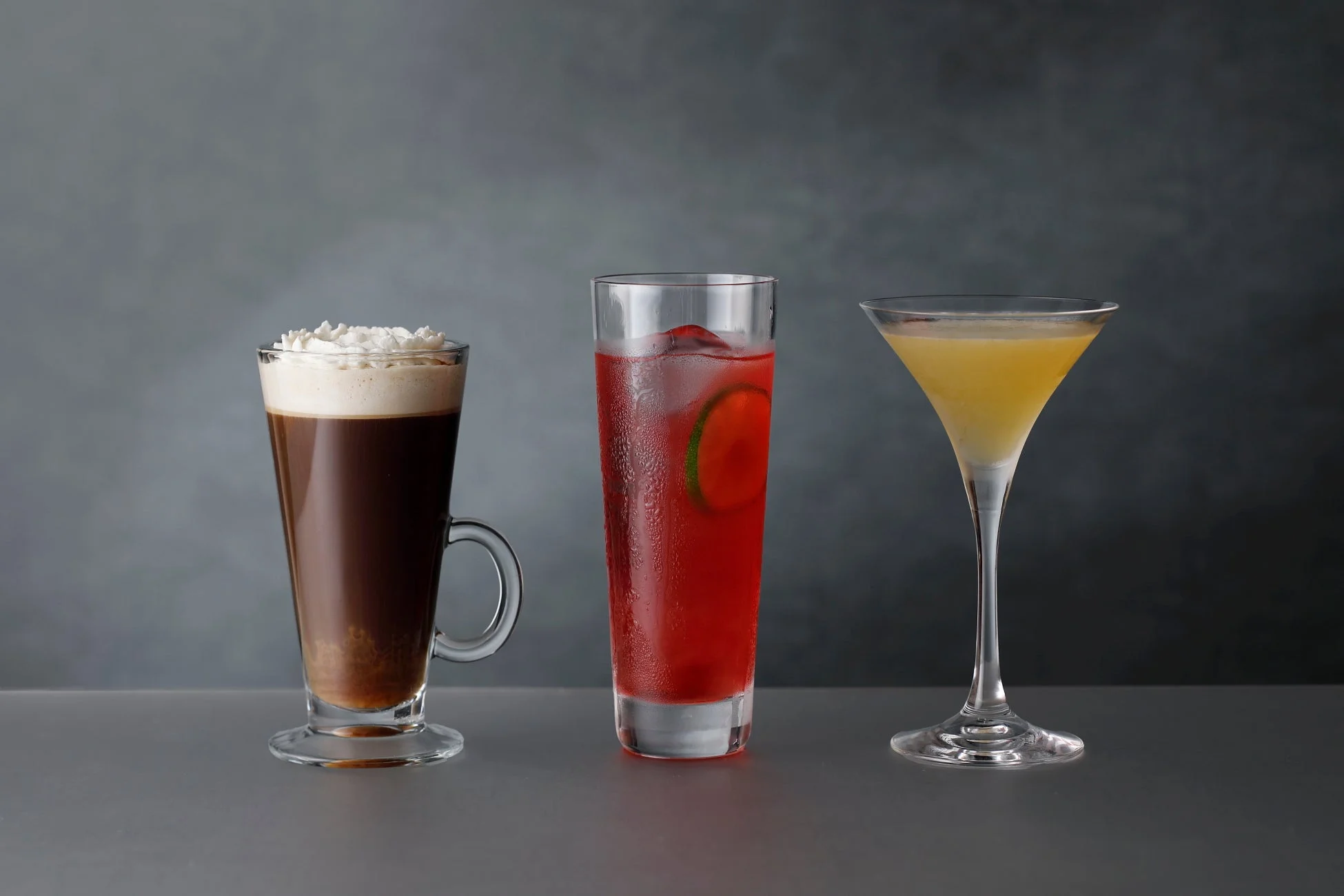 3種類のカクテルやコーヒー