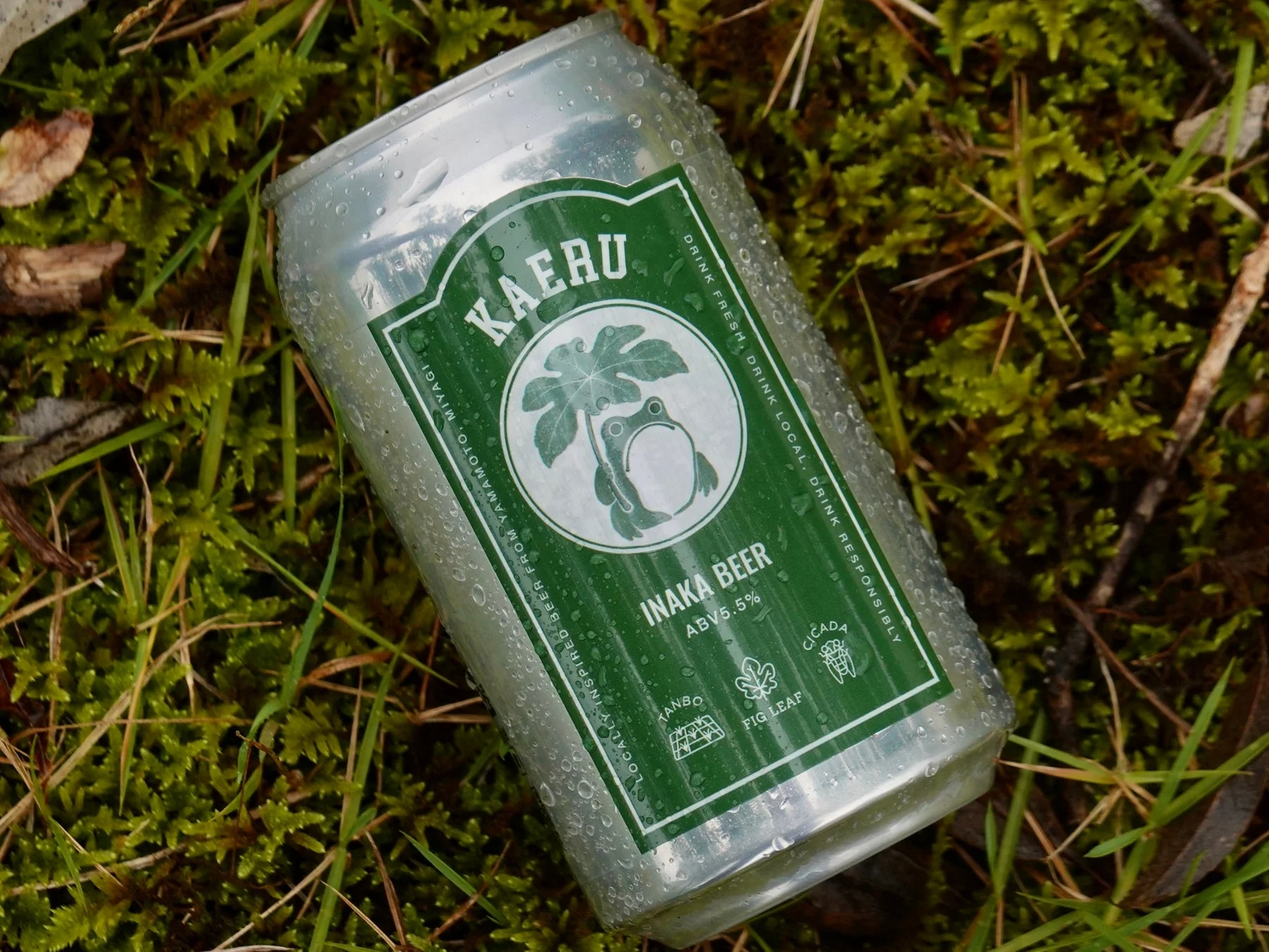 Kaeru Inaka Beerの缶（苔と草の上）