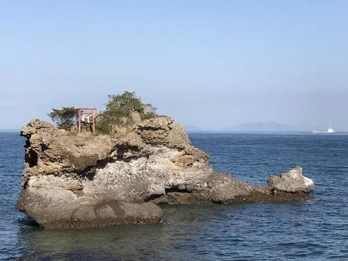 鳥居と海