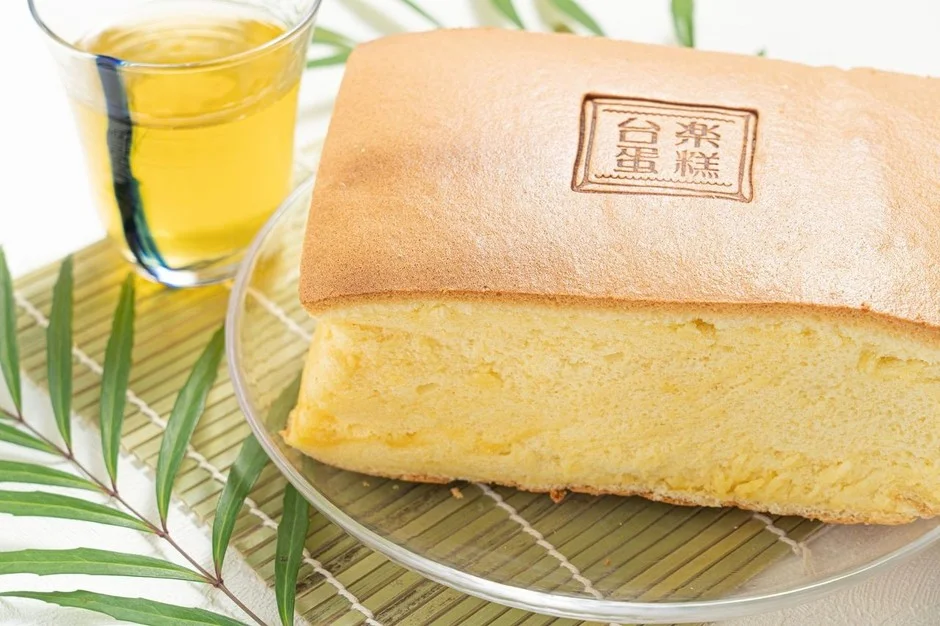 透明な皿にのった大きなカステラケーキ