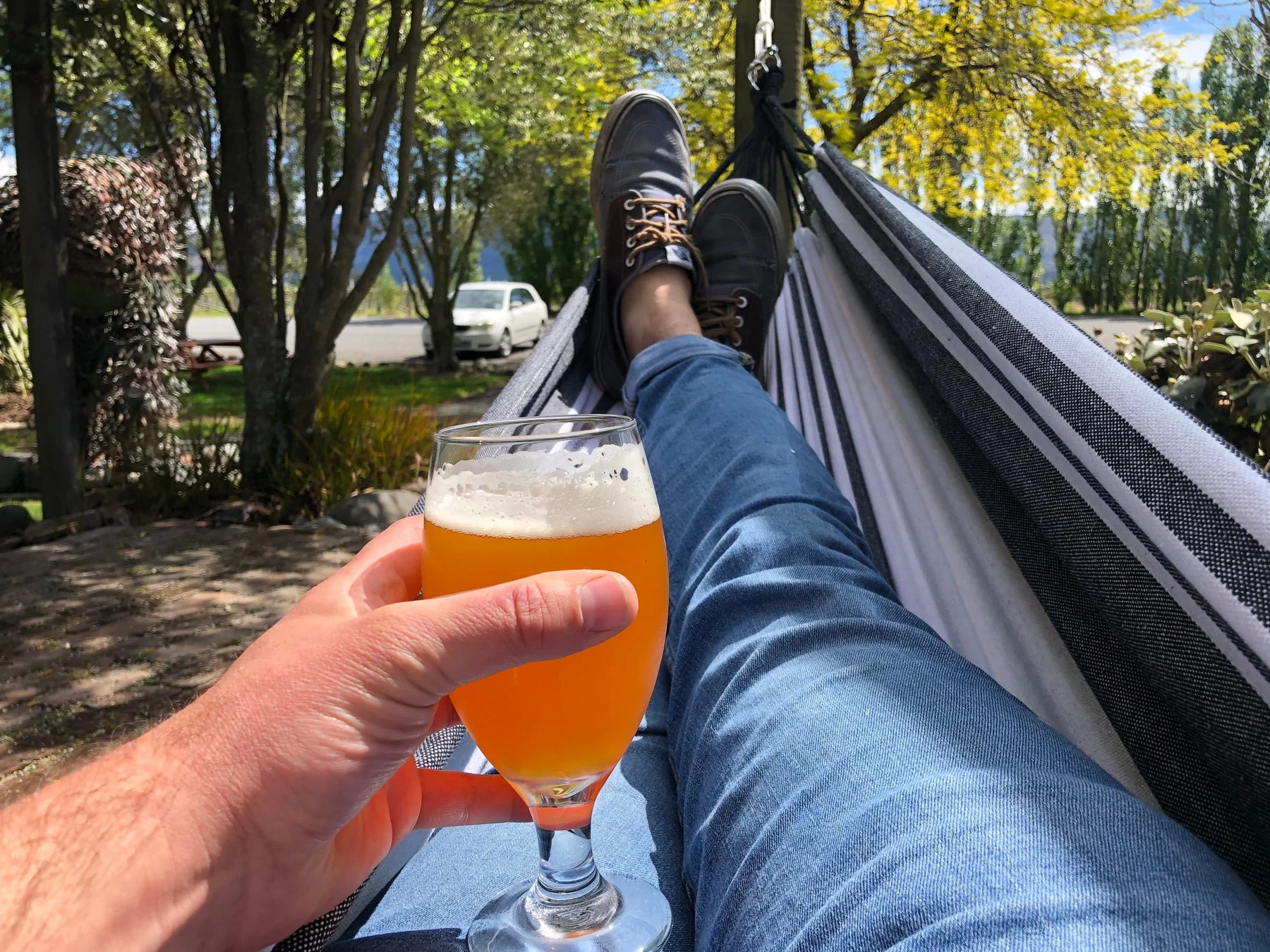 ハンモックでビールを楽しむ様子