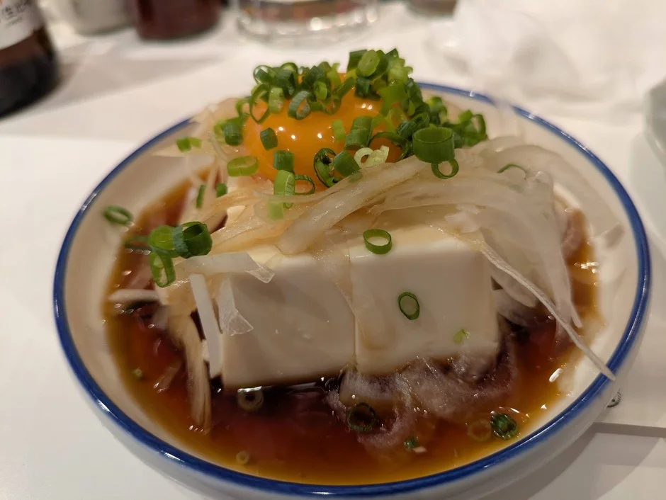 豆腐の上に卵黄が乗った冷奴