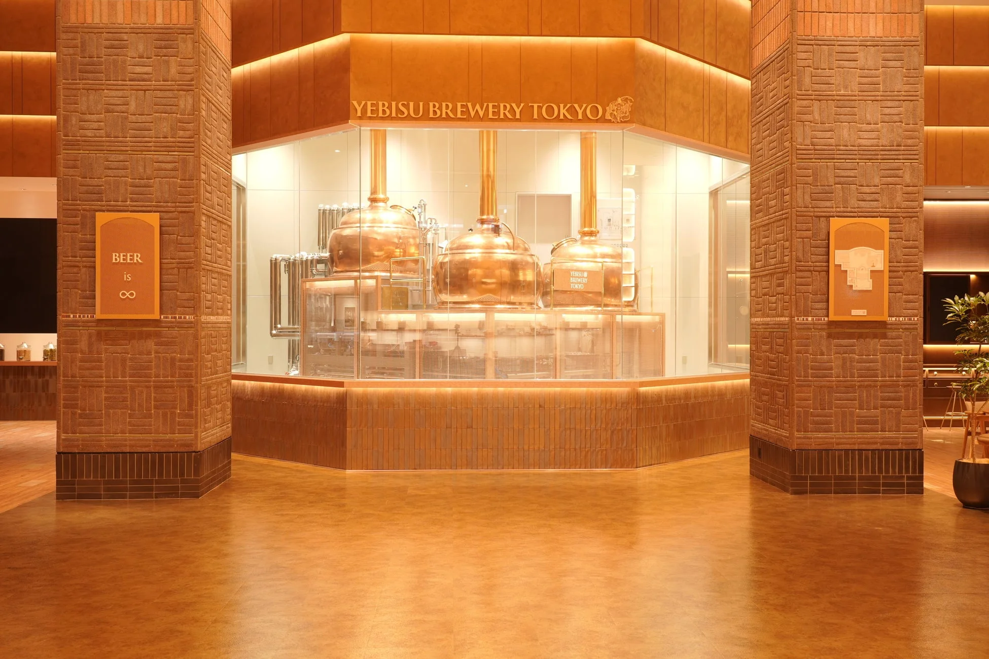 YEBISU BREWERY TOKYOの醸造設備が写っています。