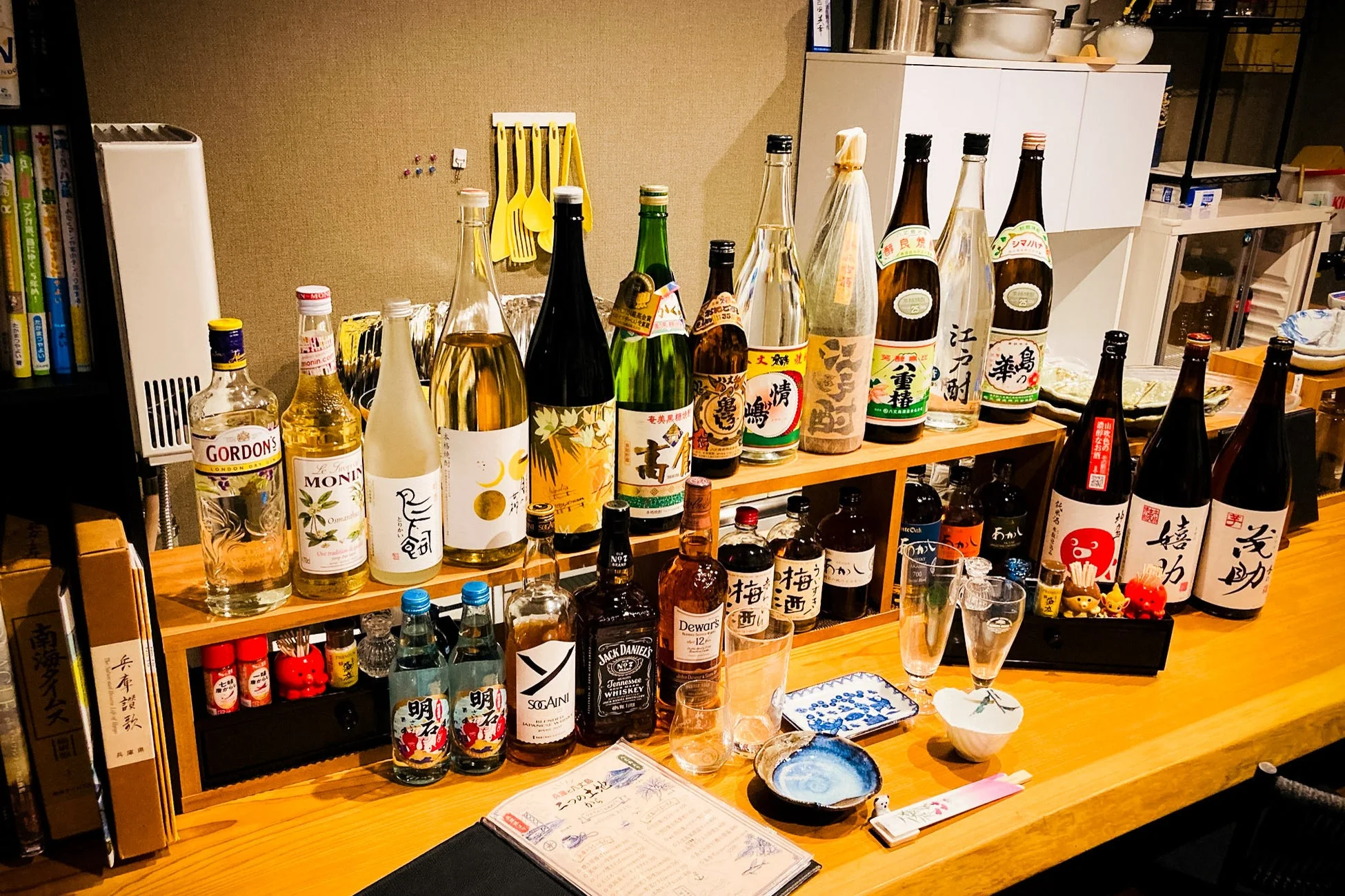 様々な酒瓶が並ぶカウンター