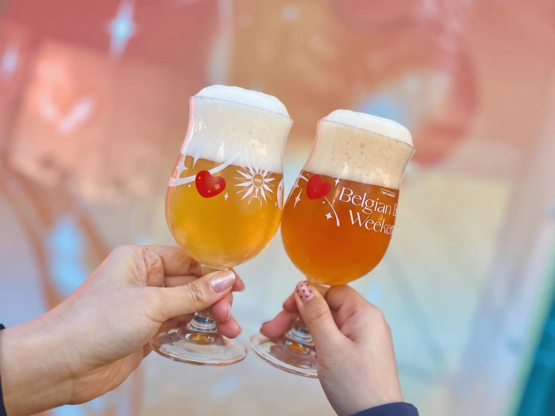ベルギービールで乾杯する様子