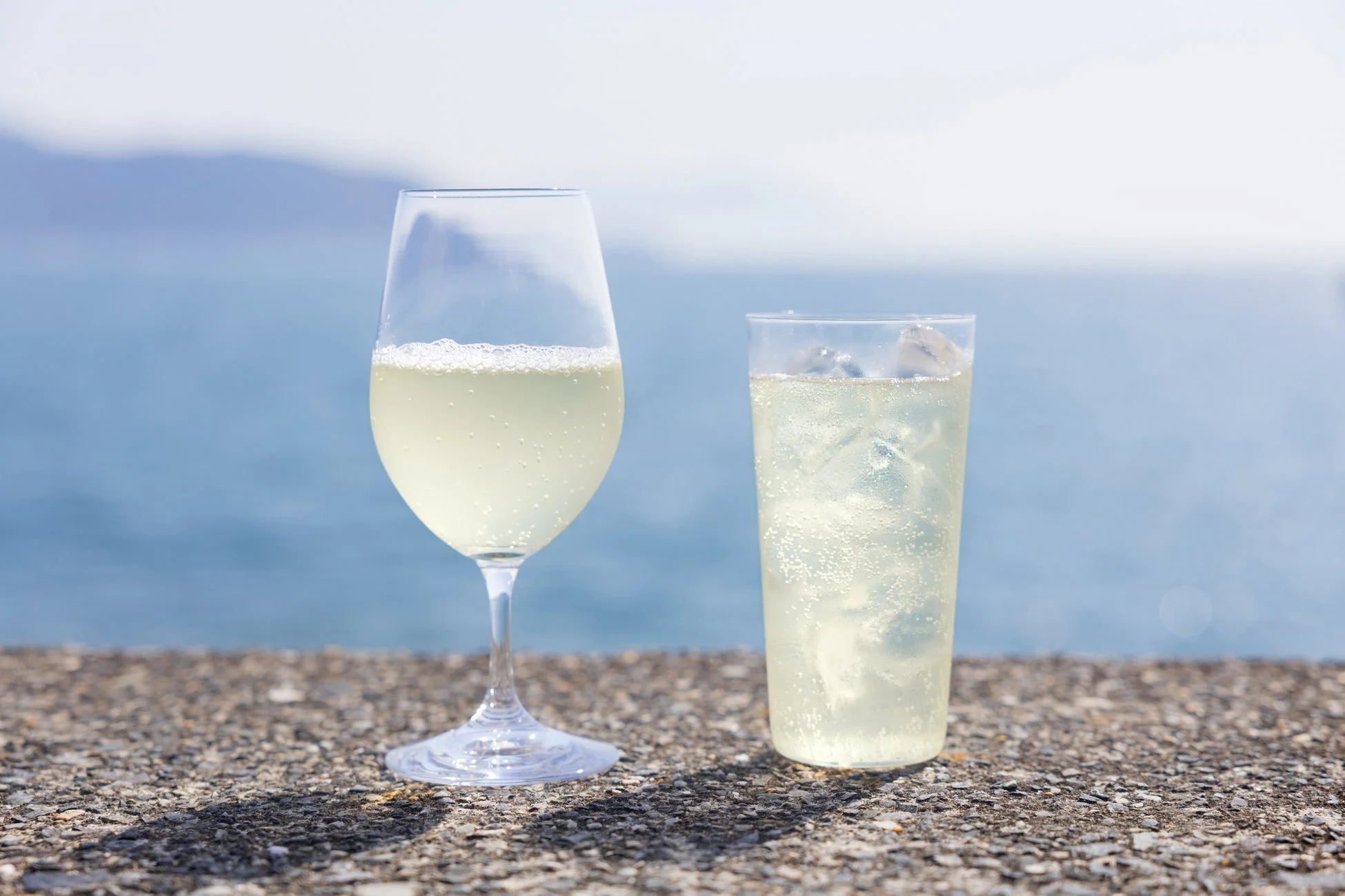 氷あり・なしのグラスに注がれたドリンク