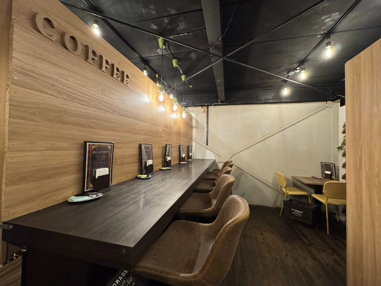 モダンで落ち着いた雰囲気のカフェ店内