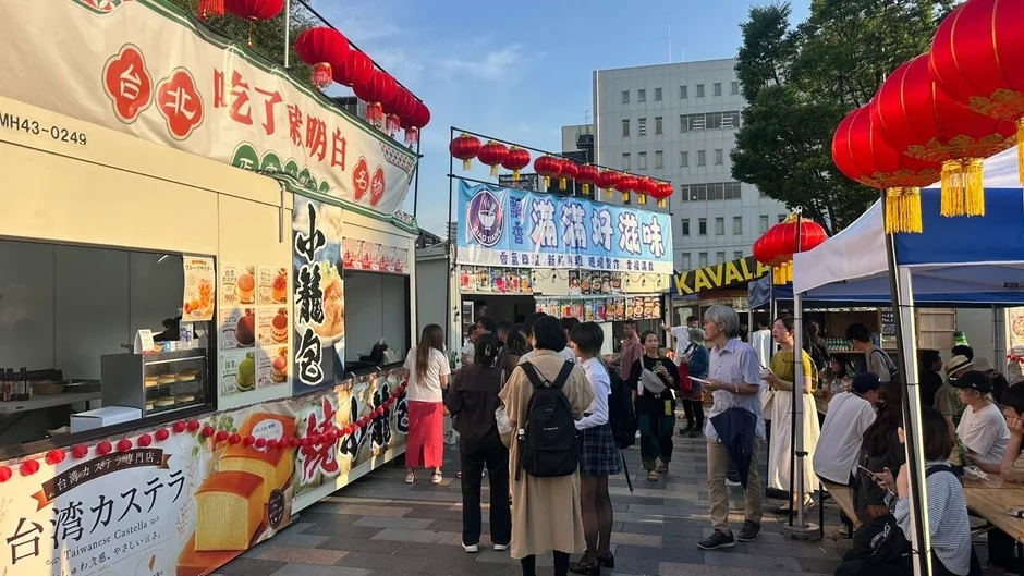 赤提灯が飾られた賑やかな屋外フードフェスティバル