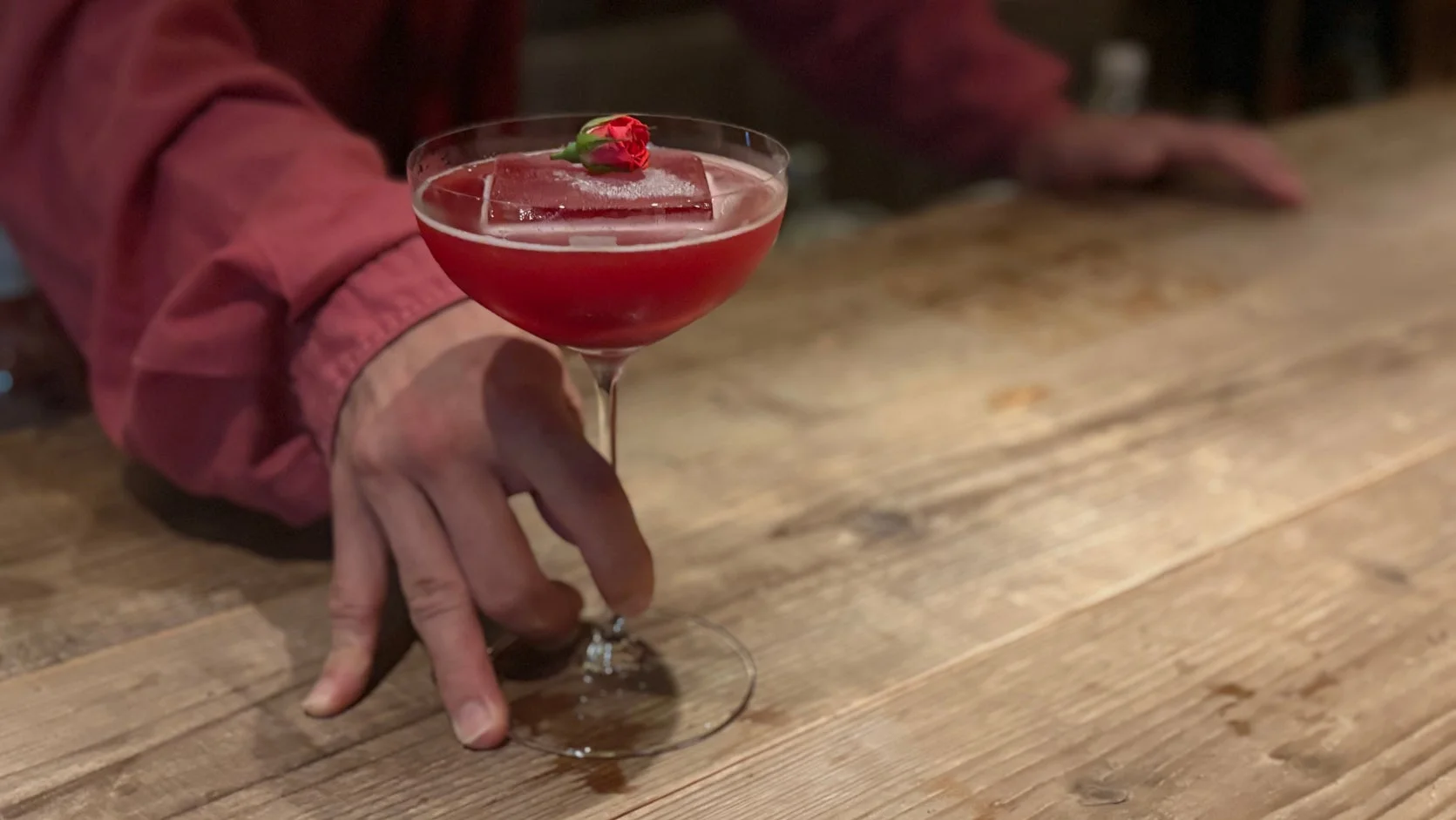 カクテル,ドリンク,バー,バラ,氷,赤い飲み物,手,木製カウンター,アルコール,エレガント