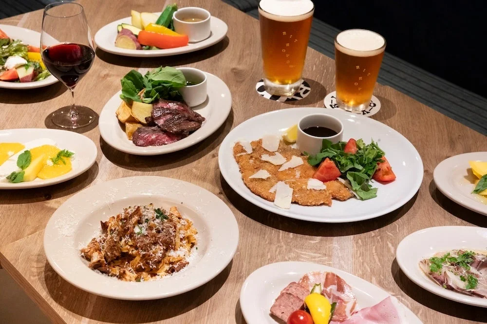 料理とドリンクが並んだテーブル