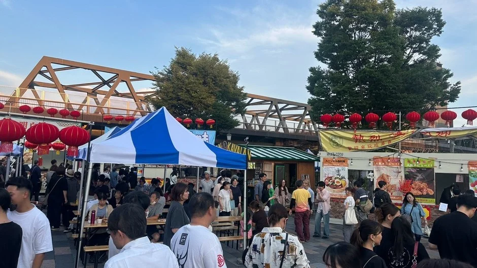 赤提灯が飾られた屋外の賑やかなイベント会場