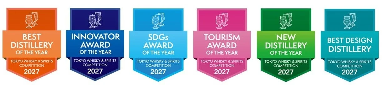 TOKYO WHISKY & SPIRITS COMPETITION 2027の6つの異なる部門の賞を示すバッジ