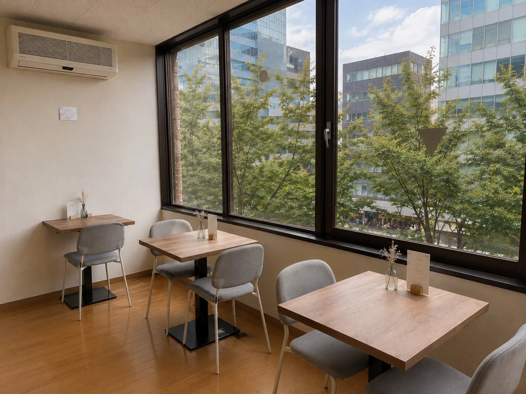 窓から都市景観が見えるカフェ店内