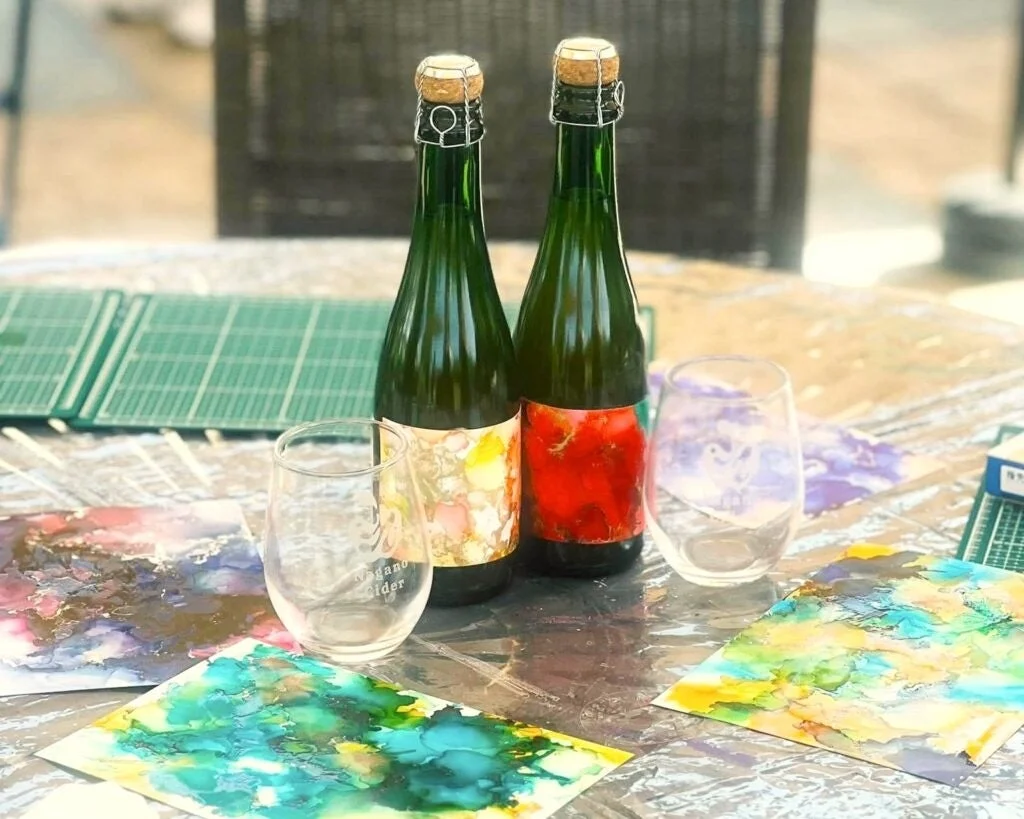 アルコールインクアート作品とボトル