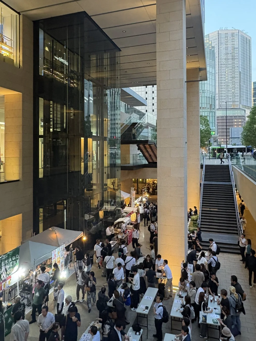 賑やかな屋外イベントの様子