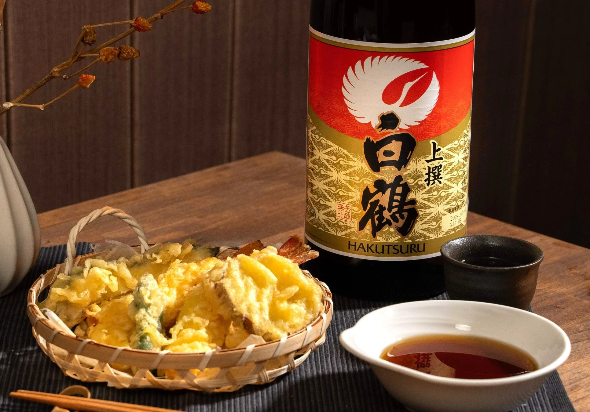 白鶴の日本酒と天ぷらが並べられた食卓の風景