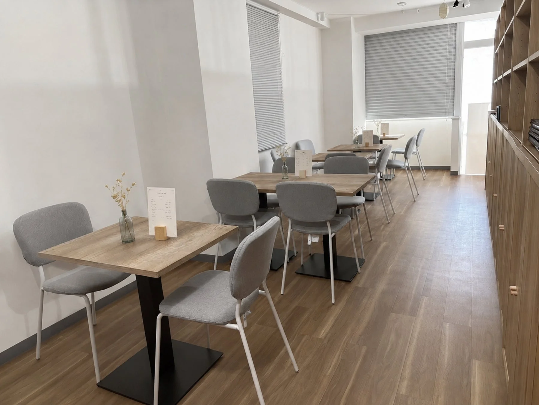 明るく清潔感のあるカフェ店内
