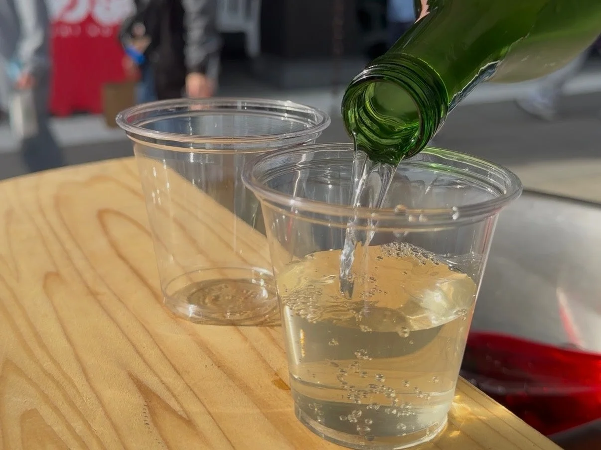 飲み物を注ぐ様子