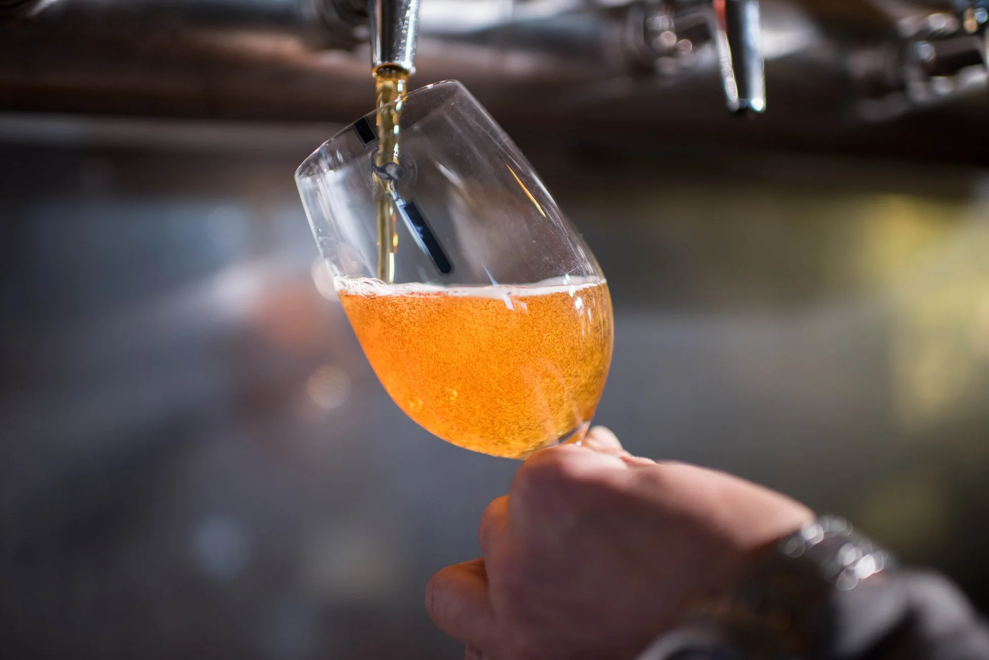 ビールを注ぐ様子