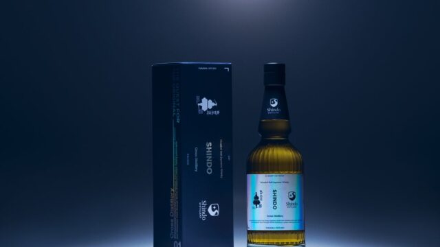 異なる蒸溜所が交わり、それぞれの答えを探す。CROSS DISTILLERY シリーズ第一弾、新潟亀田蒸溜所との原酒交換から生まれたウイスキーを発売。