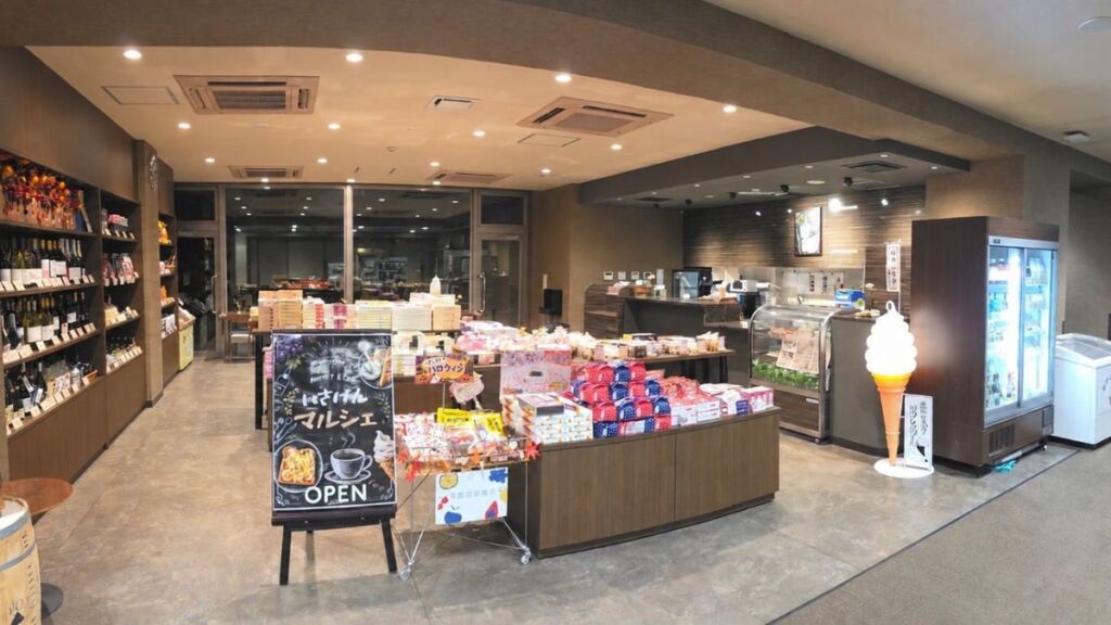 石和健康ランドの売店とカフェが一体化、「いさけんマルシェ」としてリニューアルオープン