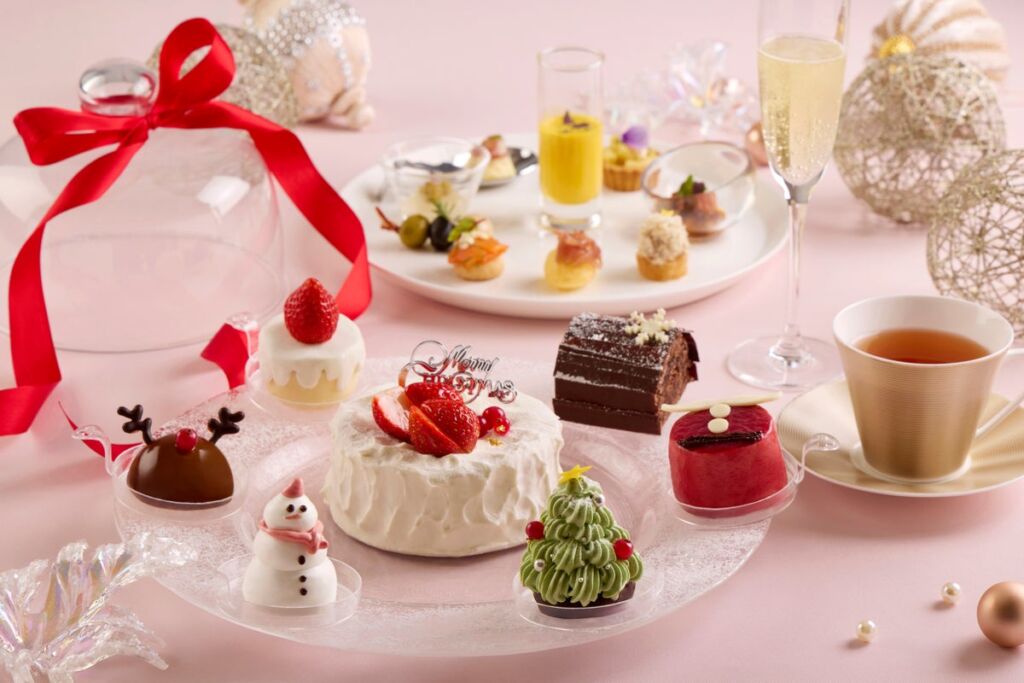 ガラスのクロッシュを開けるとスモークの中からケーキが登場　リーガロイヤルホテル京都「クリスマスアフタヌーンティー～Sweet Noël～」