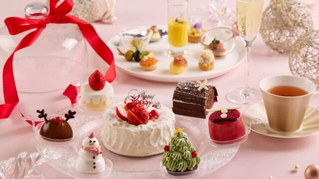 ガラスのクロッシュを開けるとスモークの中からケーキが登場 リーガロイヤルホテル京都「クリスマスアフタヌーンティー~Sweet Noël~」