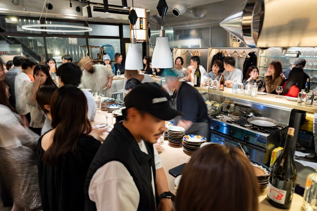 渋谷に「Higgledy Piggledy（ヒグルディ ピグルディ）」がオープン。「ごちゃまぜ」を意味する店名、ジャンルにとらわれない料理とワイン、焼酎の自由な立ち飲み