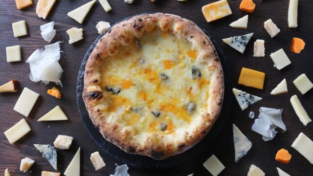 サンクトガーレン タップルーム、日本一認定の「14種のチーズのピザ」を自ら更新。15種に増やして5周年感謝祭で提供【11月15日まで】