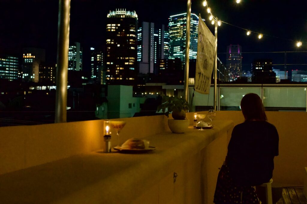 ホーカスポーカス 表参道・キャットストリート沿いに金曜・土曜の夜だけ開く隠れ家ルーフトップバーをオープン ドーナツ専門店がつくるシグネチャーカクテルを10月30日のグランドオープンから提供